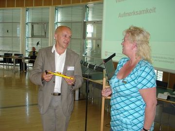 Das Emder Team zur Sprachheilberatung: Manfred Flöther (Landessozialamt) bedankt sich bei seiner kommunalen Kollegin Anja Haupt (Stadt Emden) für den Vortrag.